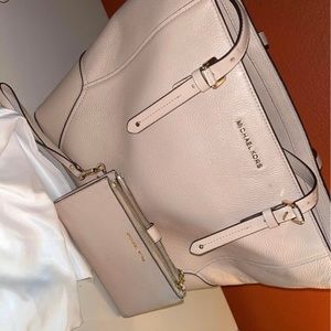 Micheal Kors purse and wallet set